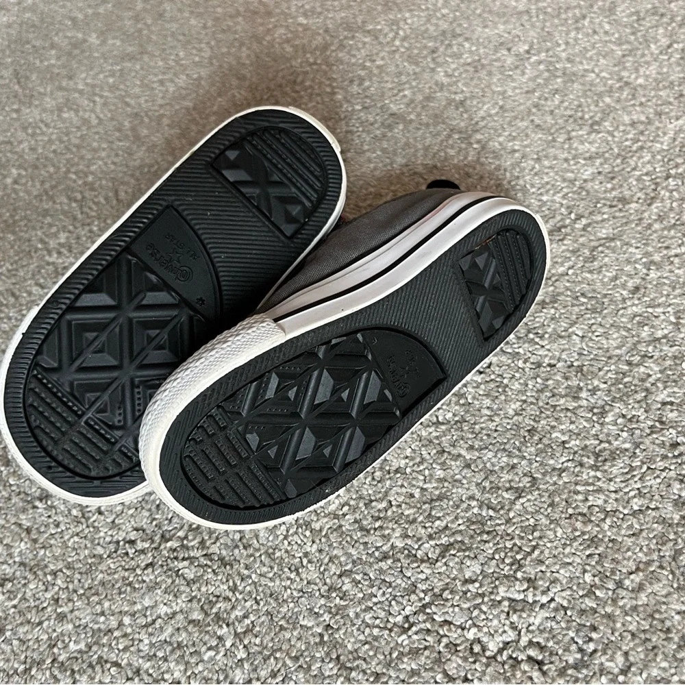 Toddler converse sneakers. Size 6, like new condition. - Picture 2 of 5